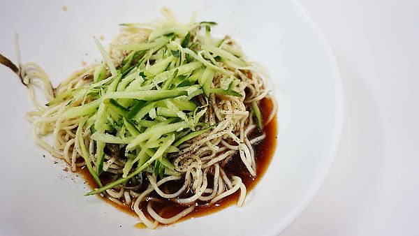 【台北美食】老山東蔥油餅韭菜盒涼麵食堂-不同以往的特殊口味，讓人一口接一口的美味