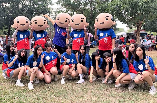 韓寶寶與Go 政 girls在終點站微笑公園合影留下歡樂回憶