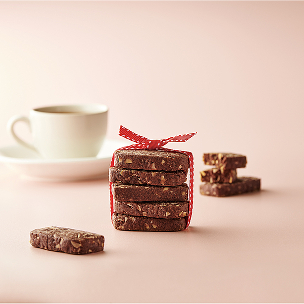 法式經典甜點之一 黑可可與杏仁交織出香濃苦甜的美味口感 與深發酵茶烏龍、紅茶)絕配 箱購175元/盒