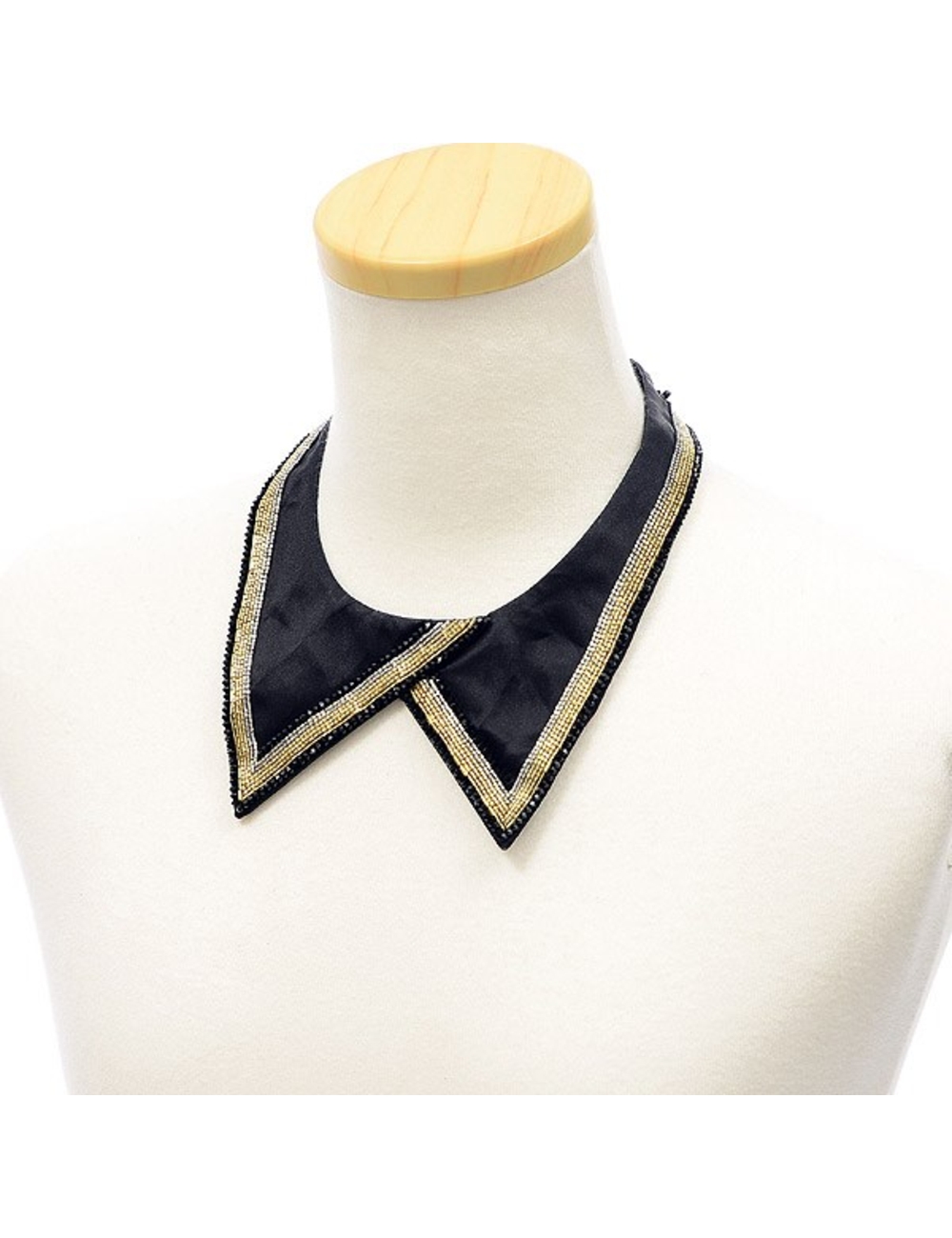 [產品信息] 品牌：HERMES 類型：附領真絲珠寶黑色 性別：女 顏色：黑色/金色 重量：20g 質量指示：100％真絲 [條件] 等級：未使用 邊框是白色的，可以看到一些皺紋，但這是未使用的狀態。