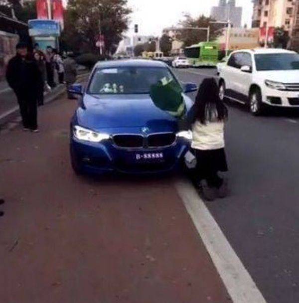 Siap Grak! Gadis Begini Nekat Bertekuk Lutut Di Depan Mobil Bmw Milik Pujaan Hati, Membuat Geger