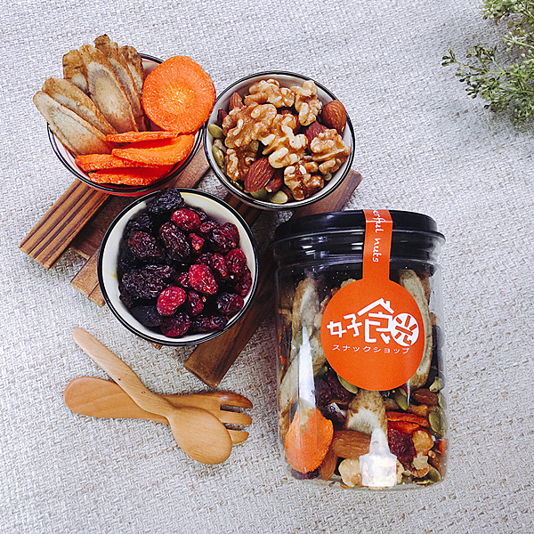 ．SGS好品質堅果，香脆無油耗。 ．SGS好品質脆片，純正台灣貨。 ．整顆蔓越莓果乾及大顆葡萄乾。