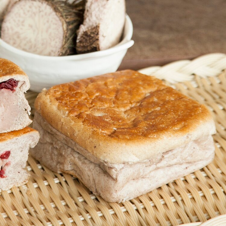 [蕃薯藤]芋頭麵包(T-W/C)芋頭麵包餡料是由自家製的新鮮芋頭製作而成，再搭上少許莓果，樸質的芋泥與微酸莓果是個讓人驚喜又不膩的風味，我們的芋頭麵包完全無添加人工芋頭香精，絕對是散發滿滿的天然的芋頭