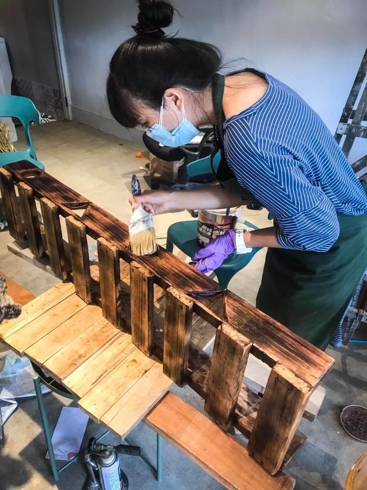 圖片提供_Ki Bo Ko。姊妹認為原本棧板顏色過淺，因此將棧板火烤加深色澤及紋理，並刷上防水護木漆，以便日後清潔。>> 看「南園食堂」改造完整報導。