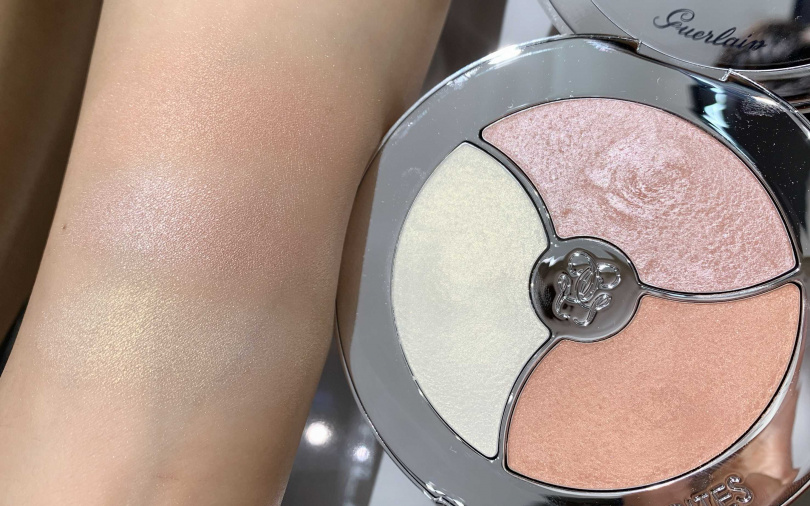 香檳粉可當腮紅、香檳金可創造明亮感、琥珀金則能當修容，因為是自然珍珠光，即使全臉每個部位都刷上也不會太over，是非常萬用的一款打亮盤。(圖／吳雅鈴攝影)