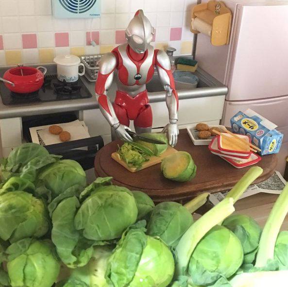 15 Foto Ini Ungkap Keseharian Ultraman Saat Tak Berantas Kejahatan