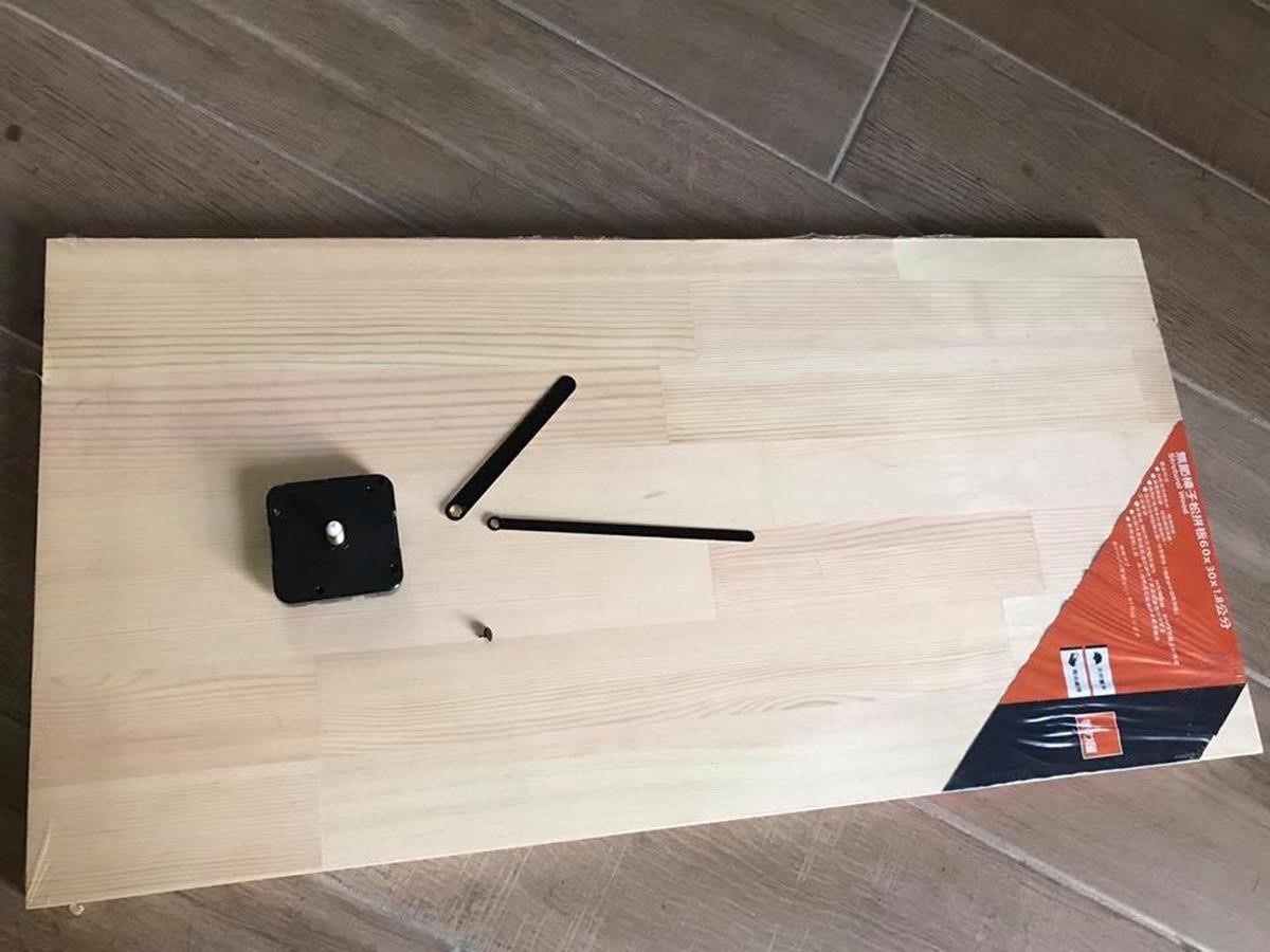 30x60 公分的松木拼板和台製靜音機芯組。