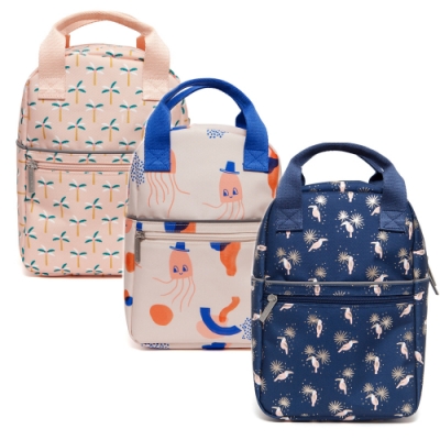 柔和繽紛色彩獨特又時尚 背帶可調整，貼心設計手提功能 3M灰色反光條更添安全性 環保編織布料，表層添加特殊塗料 雙向拉鍊設計方便取物