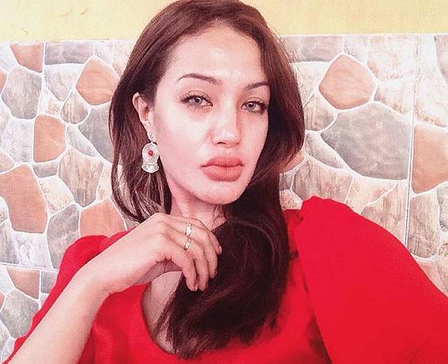 Foto bareng, teman Nikita Mirzani ini disebut mirip Angelina Jolie