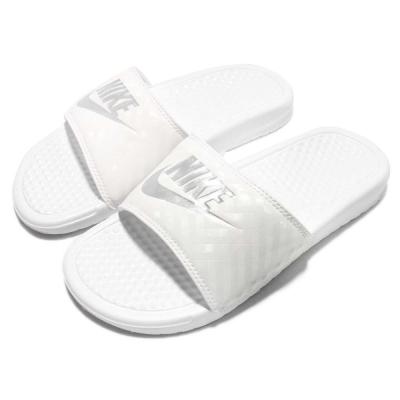 品牌: NIKE型號: 343881-102品名: Wmns Benassi JDI配色: 白銀特點: 經典流行禮物 鑽石 格紋 海灘沙灘 GD 涼鞋 女裝 女款 女