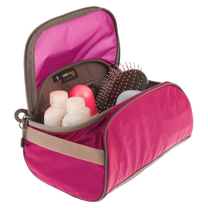 產品描述： 結合Ultra-Sil®超輕量防潑水抗撕裂布料和Cordura®耐磨布料，兼顧輕盈和耐用。特殊縫製結構可讓收納包輕鬆站立，方便使用。站立式底部與全開口設計，可輕鬆收納與拿取物品。大容量設計