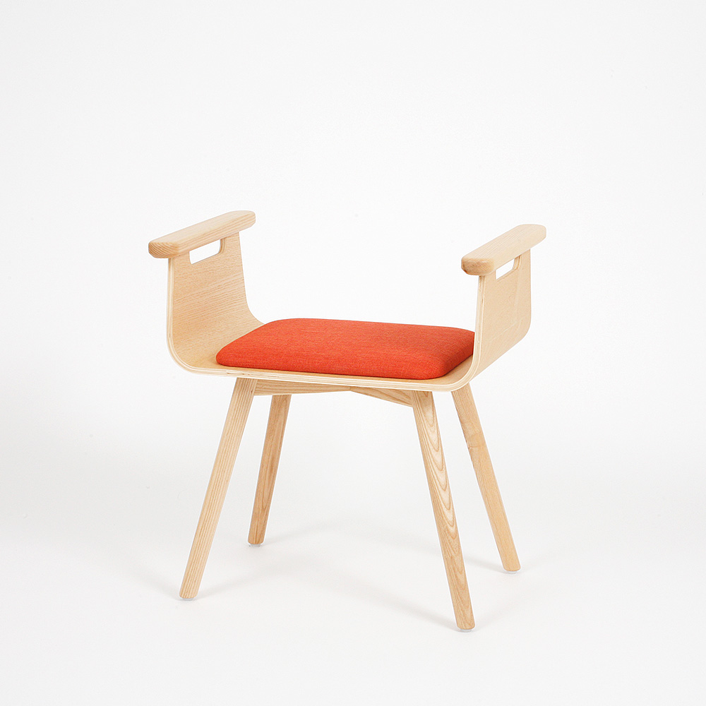 玄關是居家空間中最易造成意外跌倒之處，考量主要關懷的長者族群，希望能協助輕易穿脫鞋與起身。實木手工在地製作的kino stool以輕巧的總重量，同時亞洲人體工學計算出的合宜高度也適合所有年齡層、空間如廚房等的自由使用，擁有專利註冊設計，亦通過日本強度耐力測驗，造型宛如被捧在手心般呵護與照顧，令人安心。