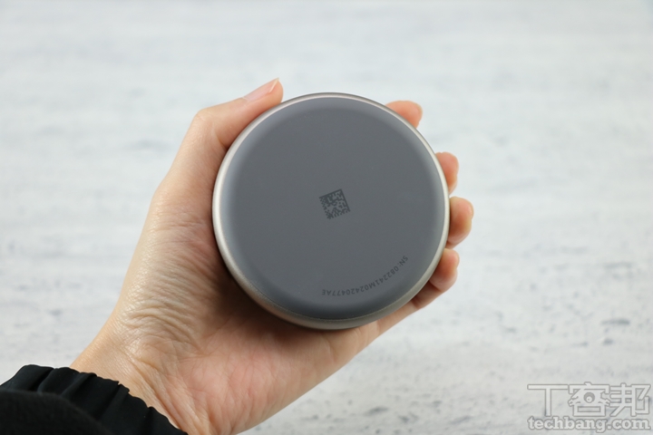 充電盒底部有一層矽膠墊，雖然能避免產品滑落，不過材質上容易沾附灰塵。