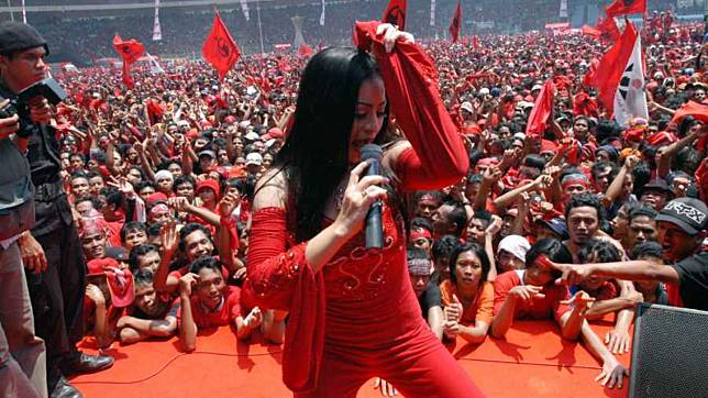 Seorang penyanyi dangdut meramaikan kampanye PDI-Perjuangan. Foto oleh Arie Basuki untuk VICE.