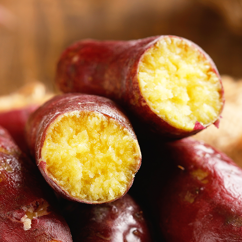 日本瘋搶大份量栗香地瓜，口感細緻綿密，加上微微的栗子香氣，甜度剛剛好，多吃也不會膩~堪稱是地瓜新寵兒!含豐富營養又易有飽足感，皮薄可食，肌餓時只需解凍就可直接食用~吃得清爽又健康!