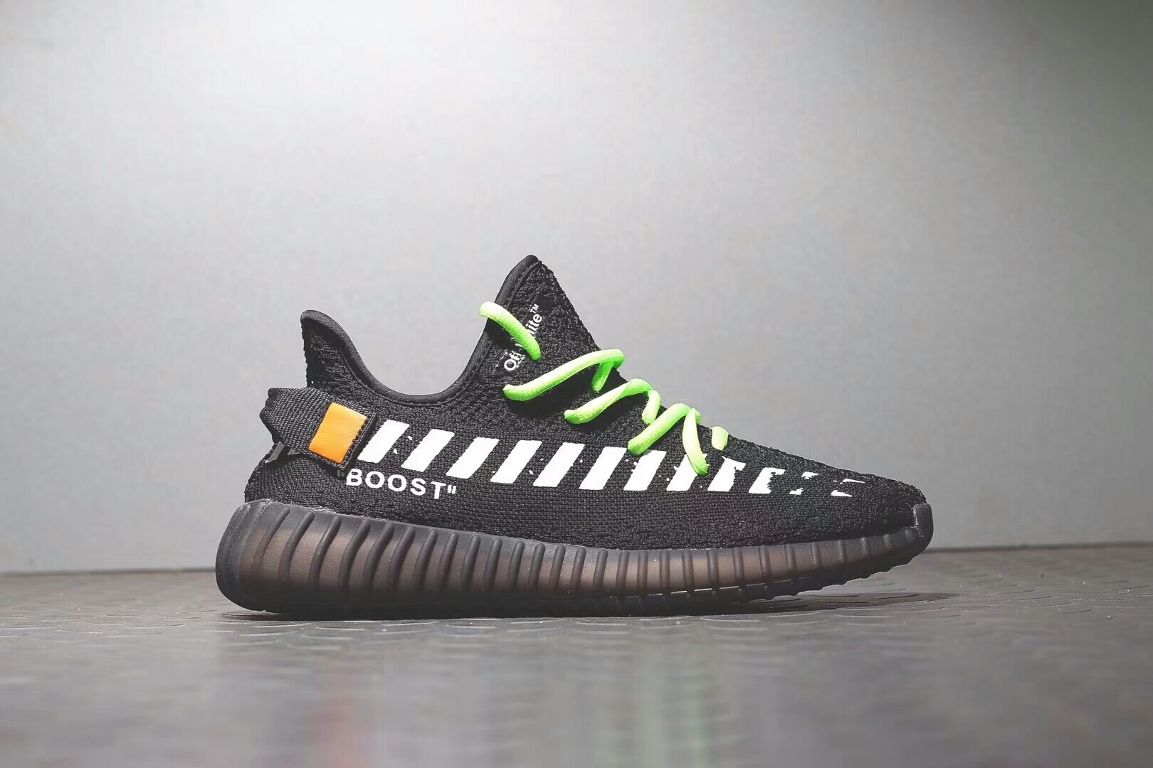 Off-White x adidas Yeezy Boost 350V2 跑鞋系列 男款