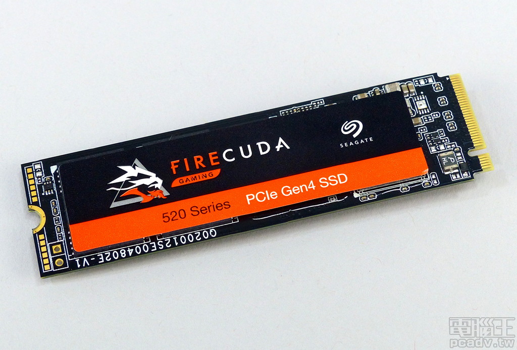 FireCuda 520 電路板為很標準的 Phison 設計配置，Seagate 於正面貼上廠牌、型號貼紙。