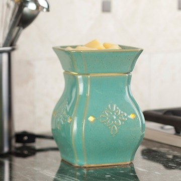 Candle Warmers 創新專利產品，有香氛蠟燭暖檯燈、薰香暖台、壁燈系列，而有了這些產品，不僅使用香氛蠟燭不需要點火，也能在短時間釋放香氣，結合空間搭配嗅覺，襯托出愉悅的香氛。