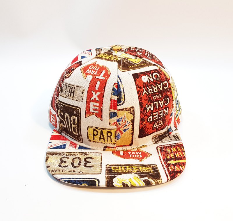 △頭圍尺寸：帽圍-53~59CM (S~L)可依個人頭圍自動調節 △規格(長x寬x高) ：26x20x12CM △材質：棉布、棉襯、塑料、繡線 △洗滌方式：冷水手洗，自然晾乾(不可烘乾) △製作方式：