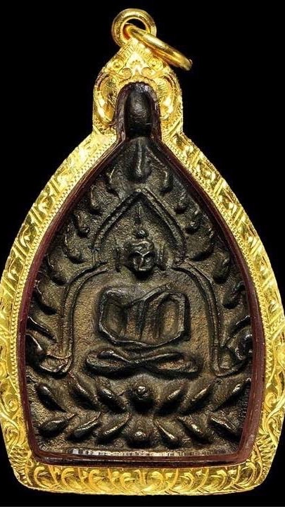 Anurak amulets and Buddha statues all over the cou