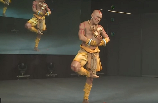 日本縣長愛動漫 妖嬈海賊王COS造型引電視直播主持人笑場