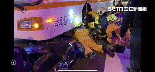 台中公車爆衝　撞停等區騎士輾卡車底