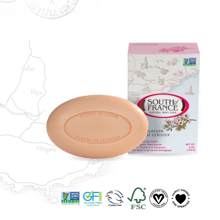 由甜櫻桃籽油，*有機乳木果油，橄欖油，迷迭香萃取與櫻花精油，加入草本基底油與摩洛哥堅果油小爐製作 二十多道工序 馬賽工法嚴製 反覆三次濃縮壓製(Triple French Milled) 把草本精華濃