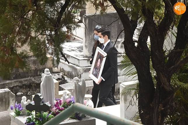 直播落葬儀式讓海外親友送別利孝和夫人長眠丈夫墓旁 明周娛樂 Line Today