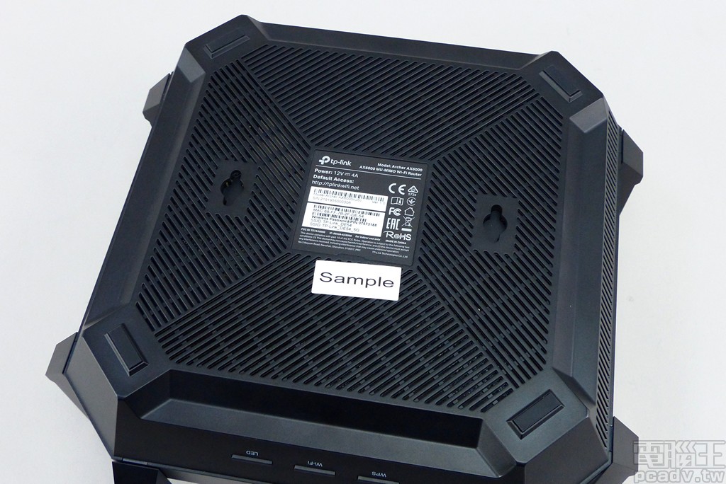 ▲ Archer AX6000 機身底部留有雙向壁掛孔，4 個角落則為橡膠防滑墊。