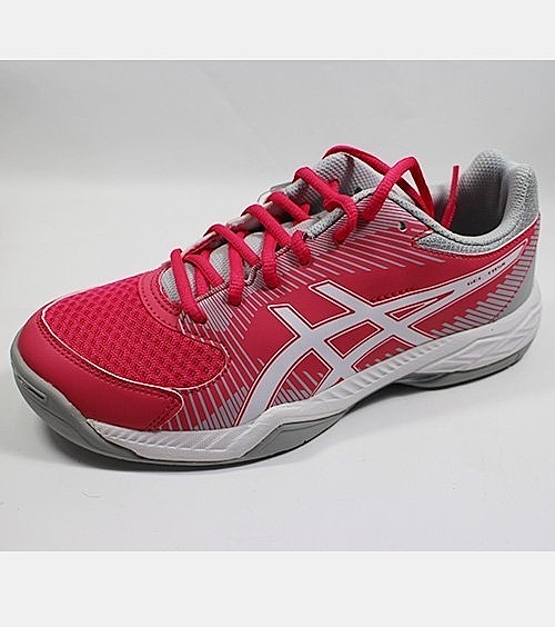 大底採用高度天然素材橡膠，增加運動時所需的抓地力，前腳配置的GEL可充分緩衝多次彈跳後對足部的影響