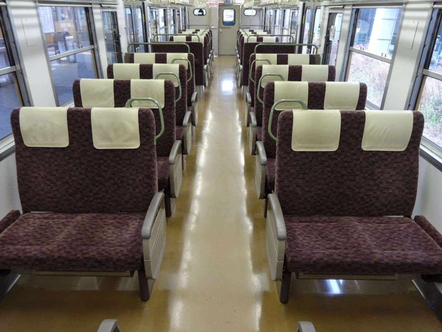 仕返し 電車で座席に座っていたらババアが目の前に立って 販売 足をケガして杖を使っている私に膝やバッグで 席を譲れ と言わんばかりにプレッシャーをか