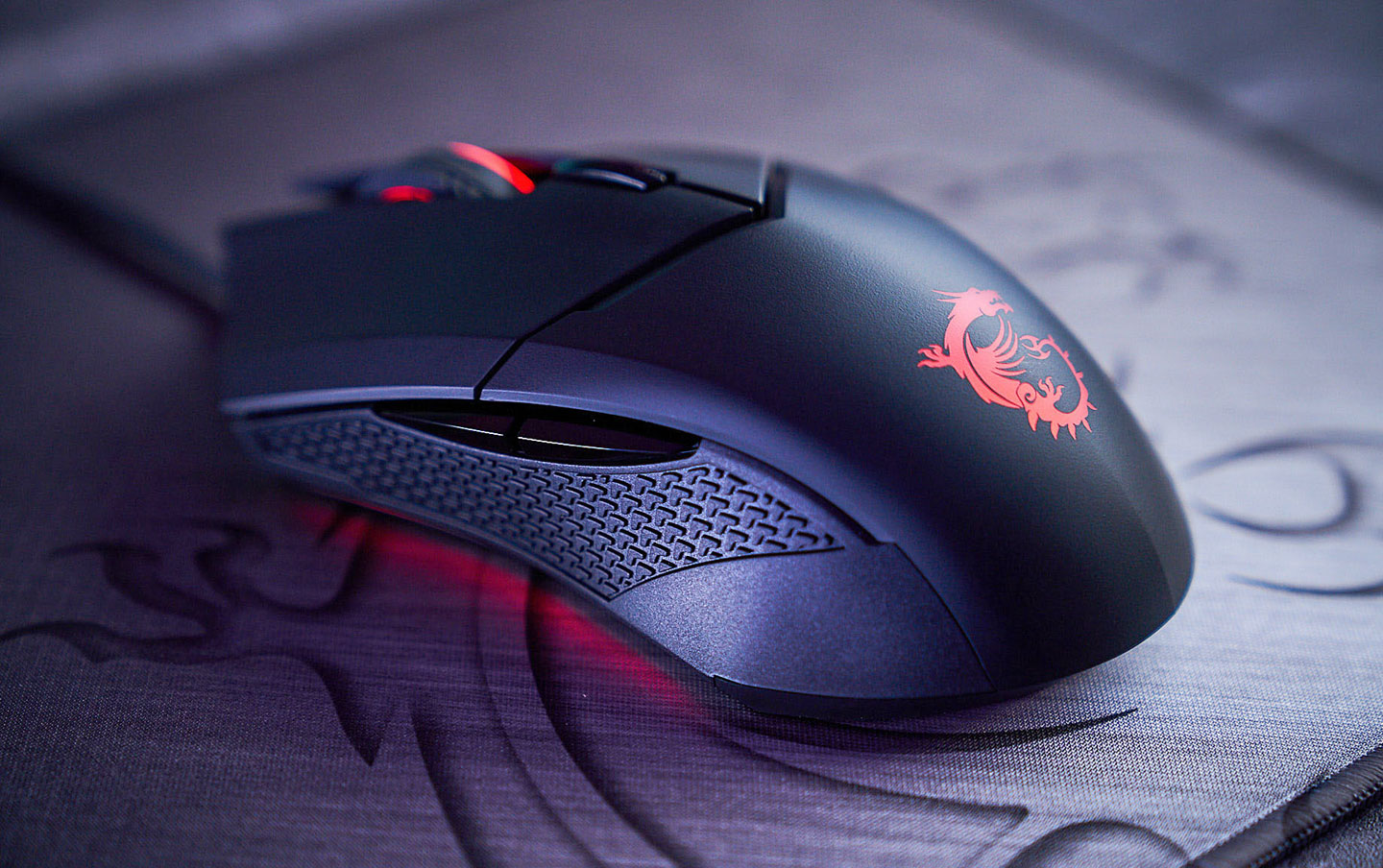 MSI CLutch GM08 的鼠身兩側都有大區塊的「龍鱗防滑處理」區塊，讓握持的穩定性更佳。