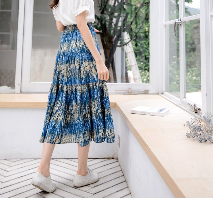 雪紡面料質地具有良好的透氣性和垂墜性， 搭配蛋糕裙剪裁，穿著飄逸、舒適~ 腰頭全鬆緊設計彈性好穿， 使用充滿文藝感的渡假感印花搭配簡單亮色系上衣就能展現魅力風格~ ************** 小提醒