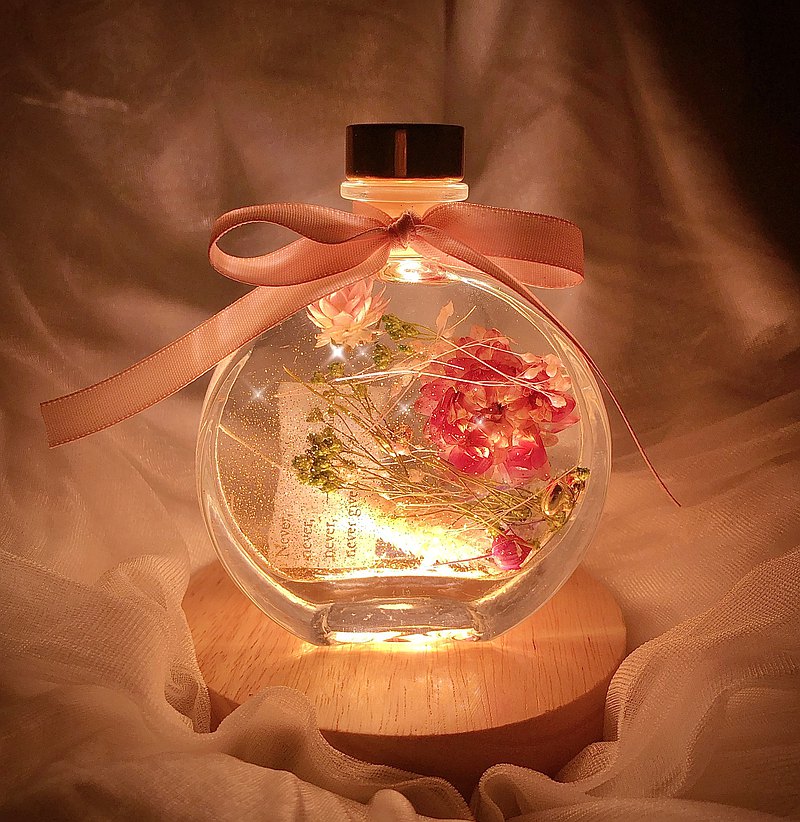 玻璃瓶內著仙女配色的乾燥花朵和亮粉，並附上暖白色的燈座，用浪漫點亮你的每個夜晚♡