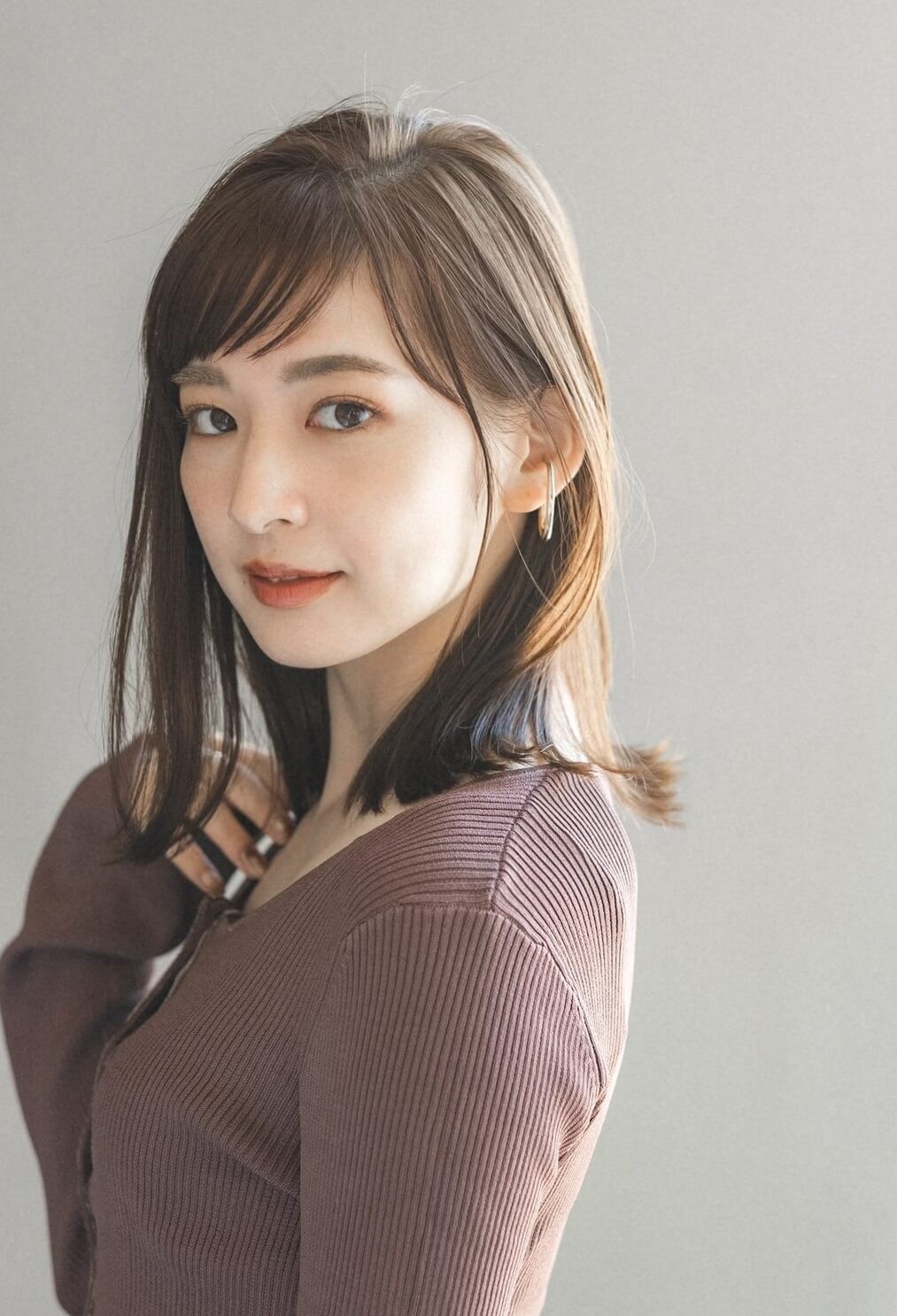 大人ロングヘアは 斜め流し前髪 と さらっと質感ストレート で脱 平凡ロング