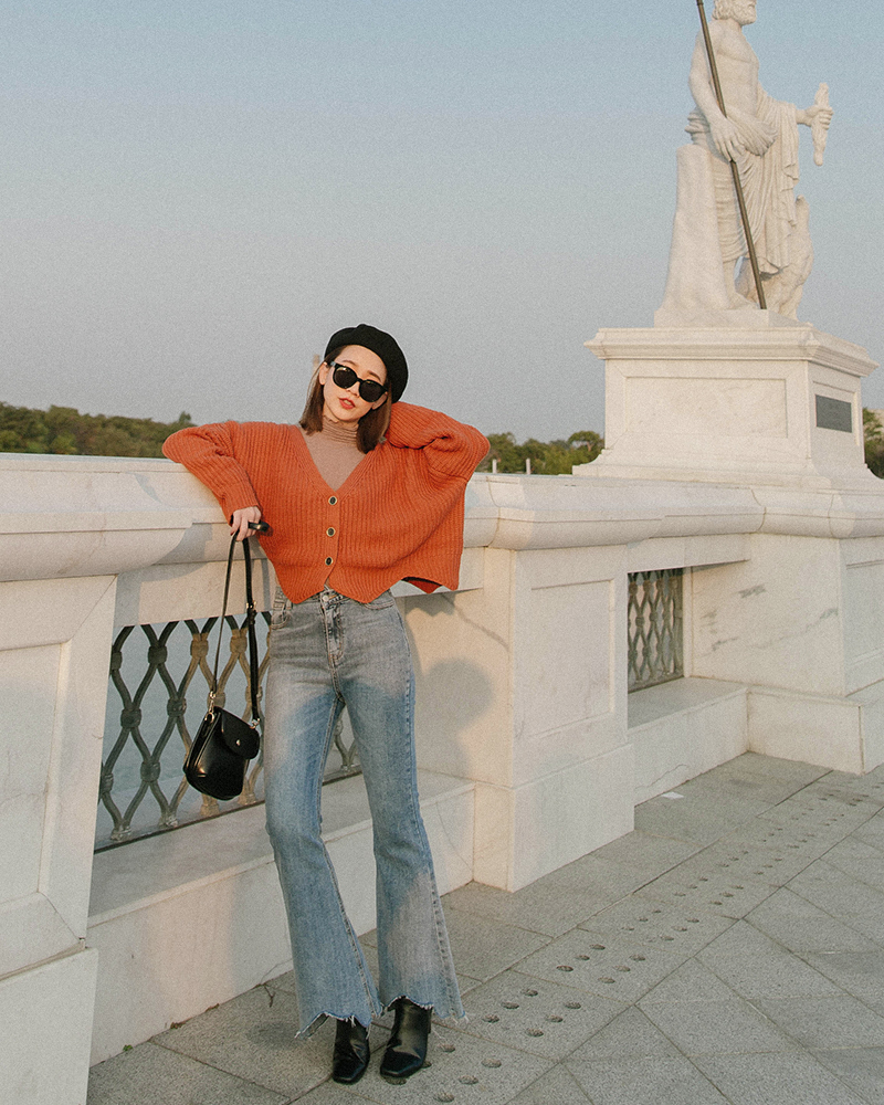 前鈕釦/粗勾針織/下擺造型波浪 *此款材質特性，不宜使用衣架吊掛，建議平放 / 避免摩擦 商品長度/適中商品版型/寬鬆商品厚薄/適中商品彈性/佳