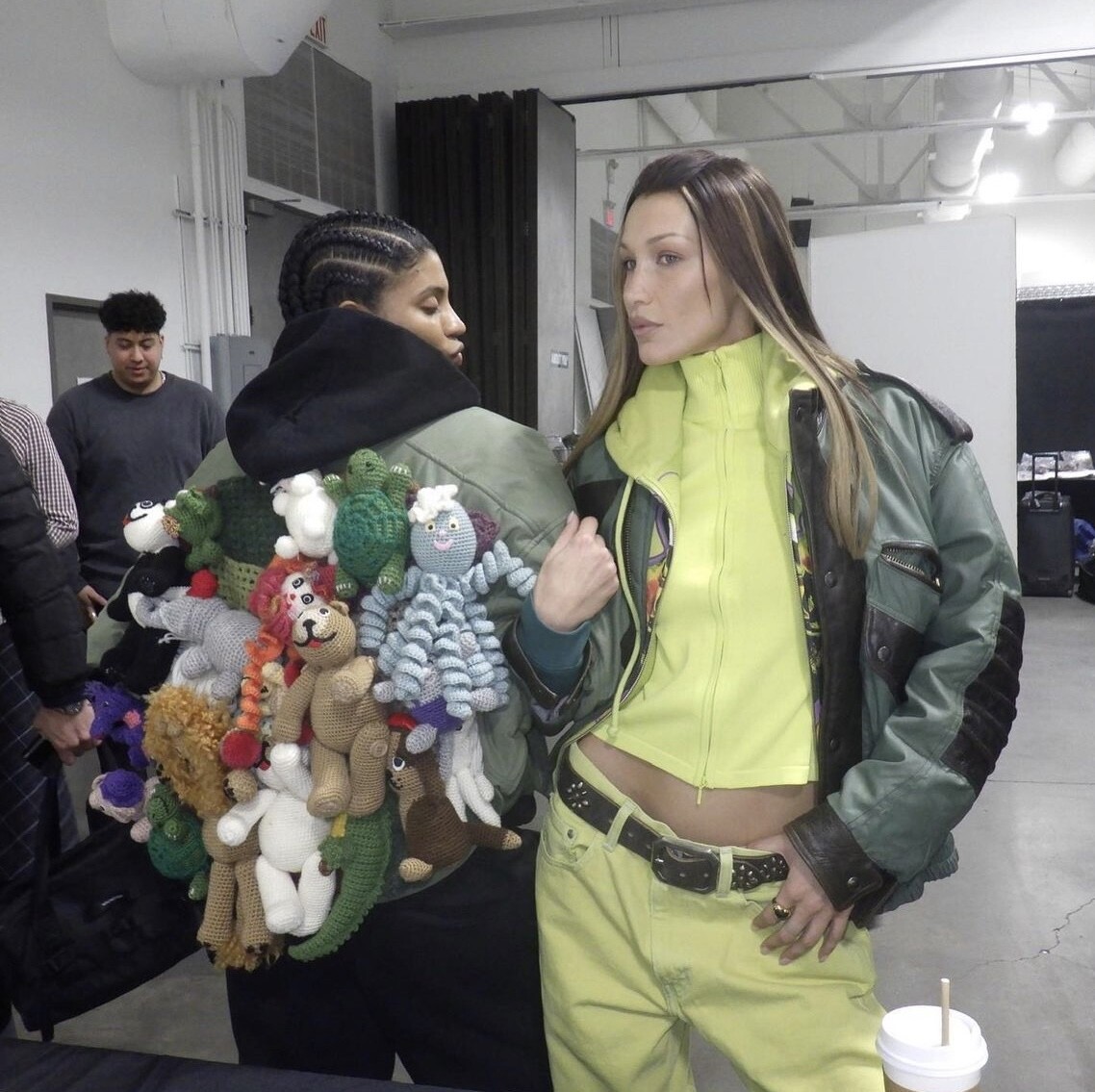 你離時尚只差一個皮帶！女團打歌都在穿的Y2K低腰皮帶時尚、辣妹必備美式復古大logo