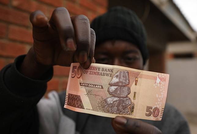 Zimbabwe S Monetary Authorities Battle To Prop Up Currency Amid Market   W644