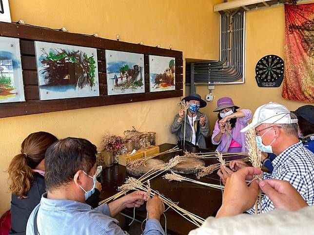 ▲長輩或小朋友都適合的體驗！聚精會神一起來製作自己的手工掃帚。（圖／奧丁丁體驗)