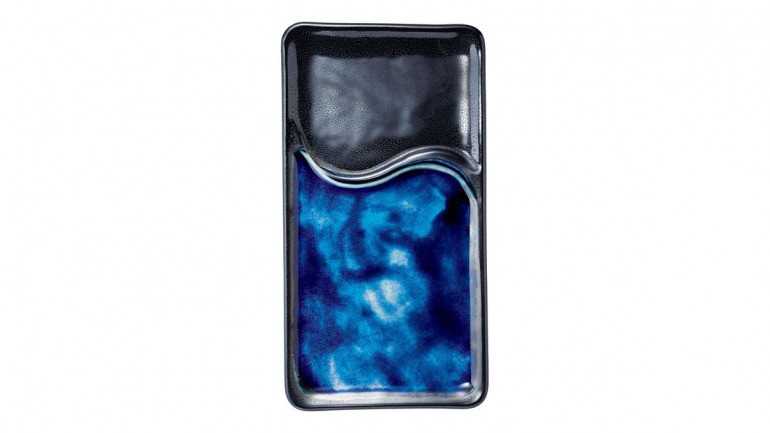 ガラスと陶器が融合した石垣ブルーが神秘的な石垣焼窯元のマルチ