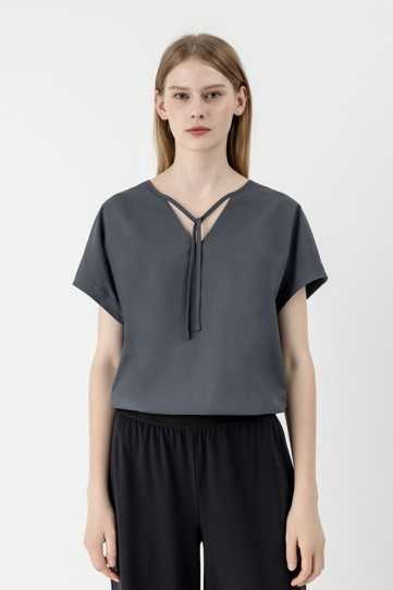 re:FYNE 100%無限循環系列，聚酯纖維V領上衣 $1,380