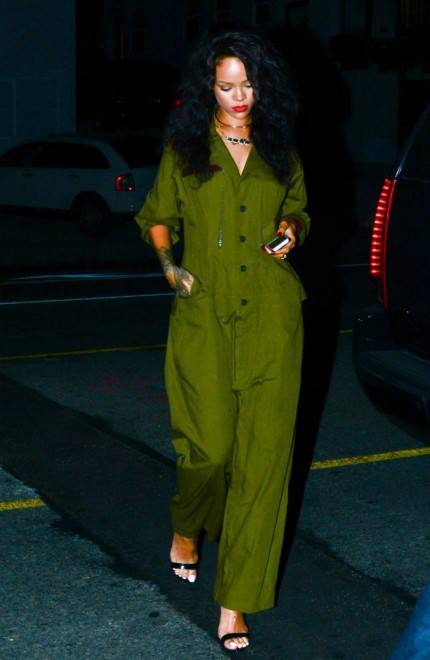 10 Inspirasi Fashion Tertutup Memakai Jumpsuit Ala Seleb Hollywood Buat Acara Buka Puasa Bersama