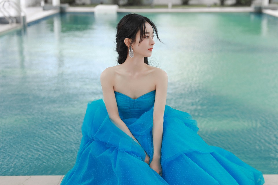 女星迪士尼公主裙1：趙麗穎