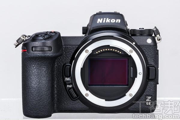 機身總覽 Nikon Z6 II 在機身配置方面沿用Z系列架構，就外觀而言幾乎與第一代Z6並無二致，不過在核心層面獲得了不小的提升，諸如對焦性能、連拍速度、錄影規格等。