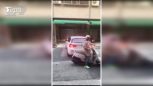 臨停透天厝門前爆衝突　駕駛怒：常來檢舉