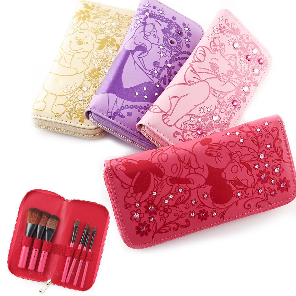 迪士尼x化妝刷具套組迪士尼正版授權陪你長大的經典迪士尼可愛人物蜜粉刷/腮紅刷/粉底刷/大眼影刷/小眼影刷/斜眉刷/遮瑕刷，7支完整刷具組採用尼龍毛，刷毛柔順有彈性。使用專業刷具，妝感細緻服貼，上妝so