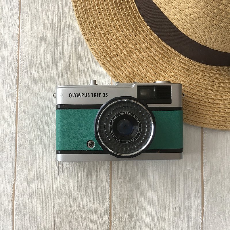 奧林巴斯TRIP35是50多年前日本製造的機械式膠片相機。 我把它維護得很好，並/併讓它可以使用暸/瞭。 身上的部分用真皮重裝，重塑成可愛的人物形象。