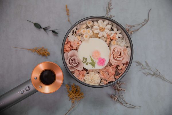 Dyson推出七夕情人節限時活動,買指定產品即贈永生花