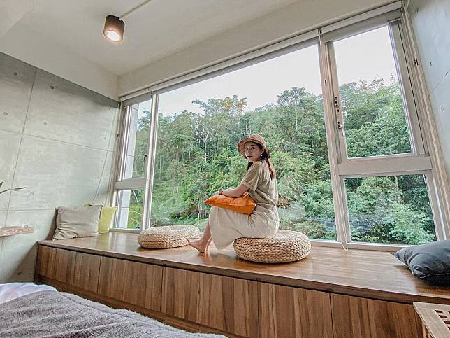 ▲拉開窗簾就能見山，眼前一片綠意（圖/ IG @zi_shan8124）
