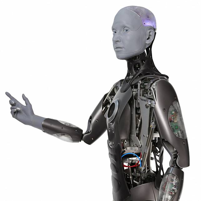 Ameca vs. Sophia; Lifelike vs. AI - Robots of CES 